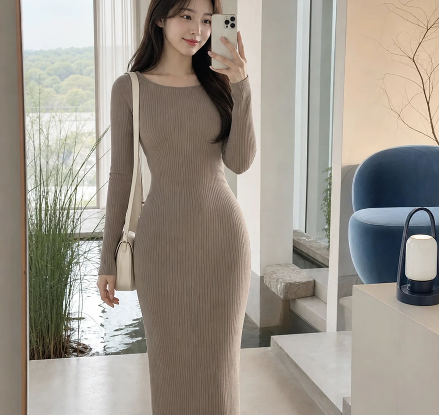 차분한 실내 거울 앞에 단정한 옷차림으로 선 20대 한국인 여성